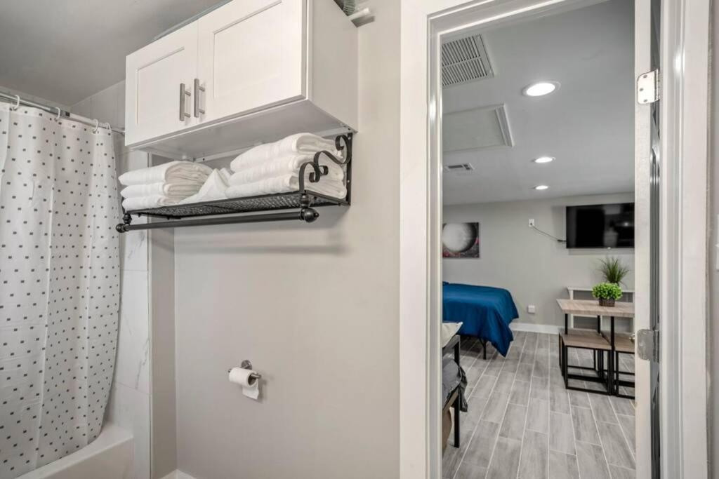 Cosmic Studio At North Downtown Villa Houston Esterno foto
