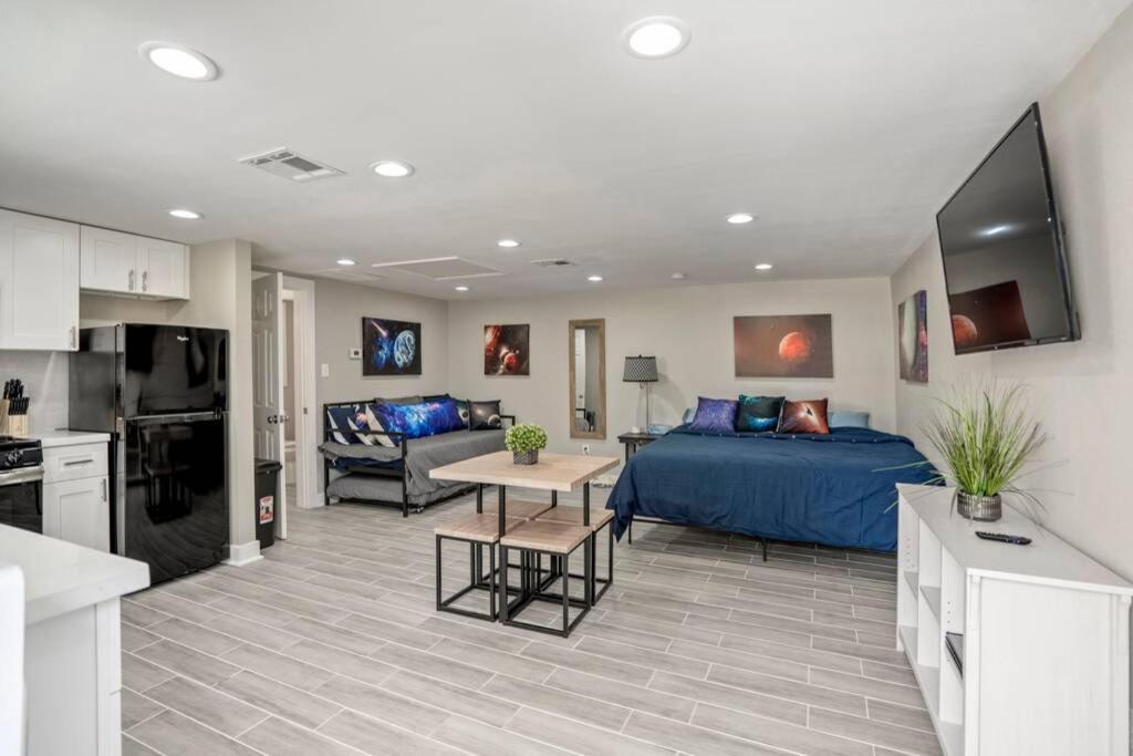 Cosmic Studio At North Downtown Villa Houston Esterno foto