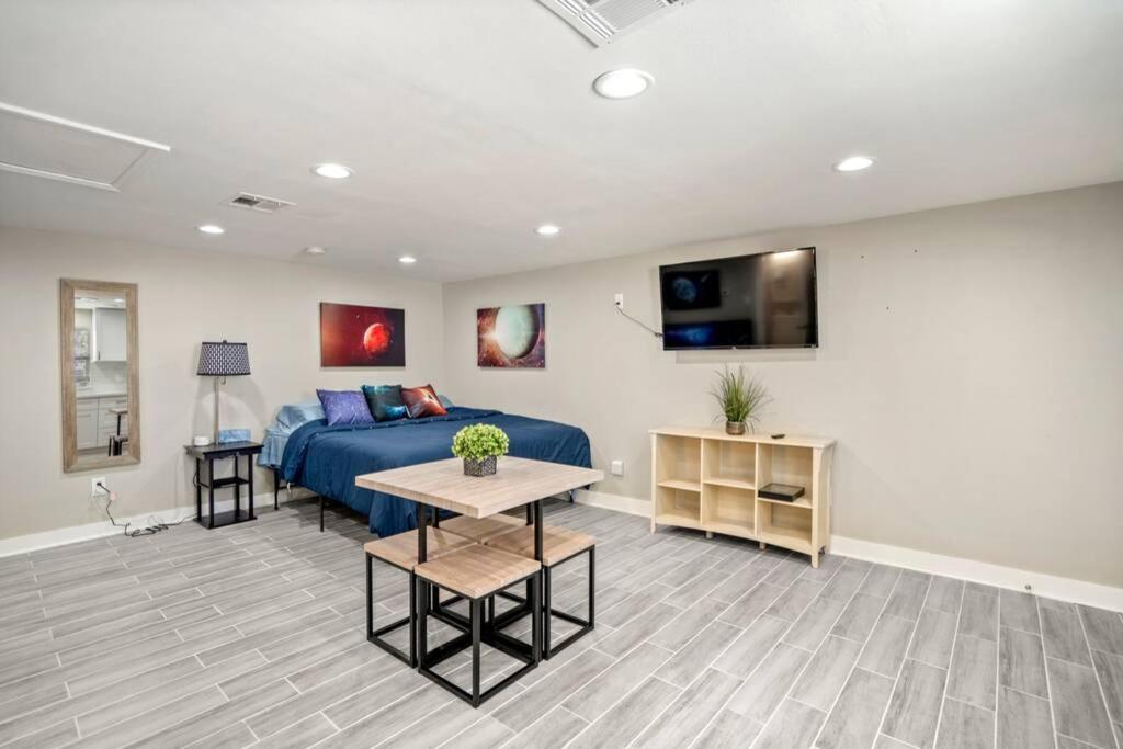 Cosmic Studio At North Downtown Villa Houston Esterno foto